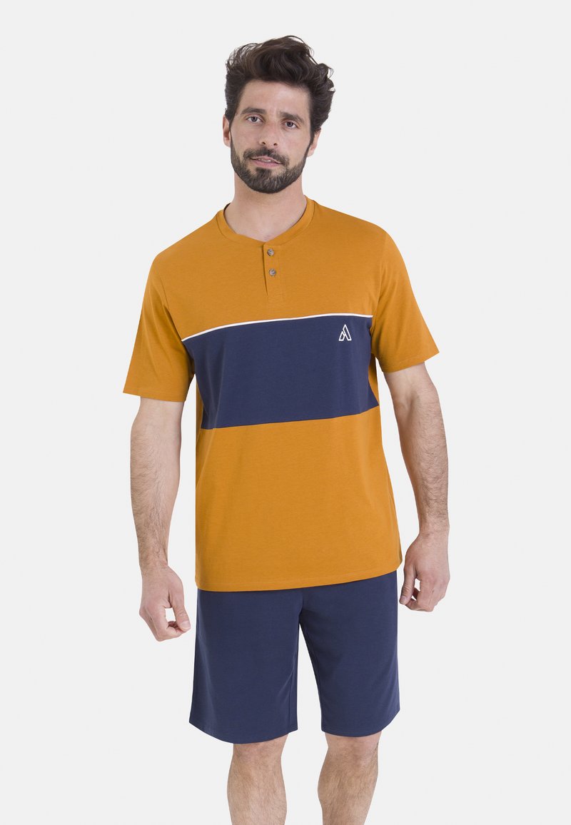 Chemise henley à manches courtes pour hommes, orange avec une bande horizontale bleu marine, dotée de trois boutons et d'un petit logo. Associée à un short bleu marine.