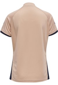 Beige kortärmad sportskjorta med marinblå detaljer på ärmsluten och sidopanelerna, synlig sömnad längs axlarna och fållen.