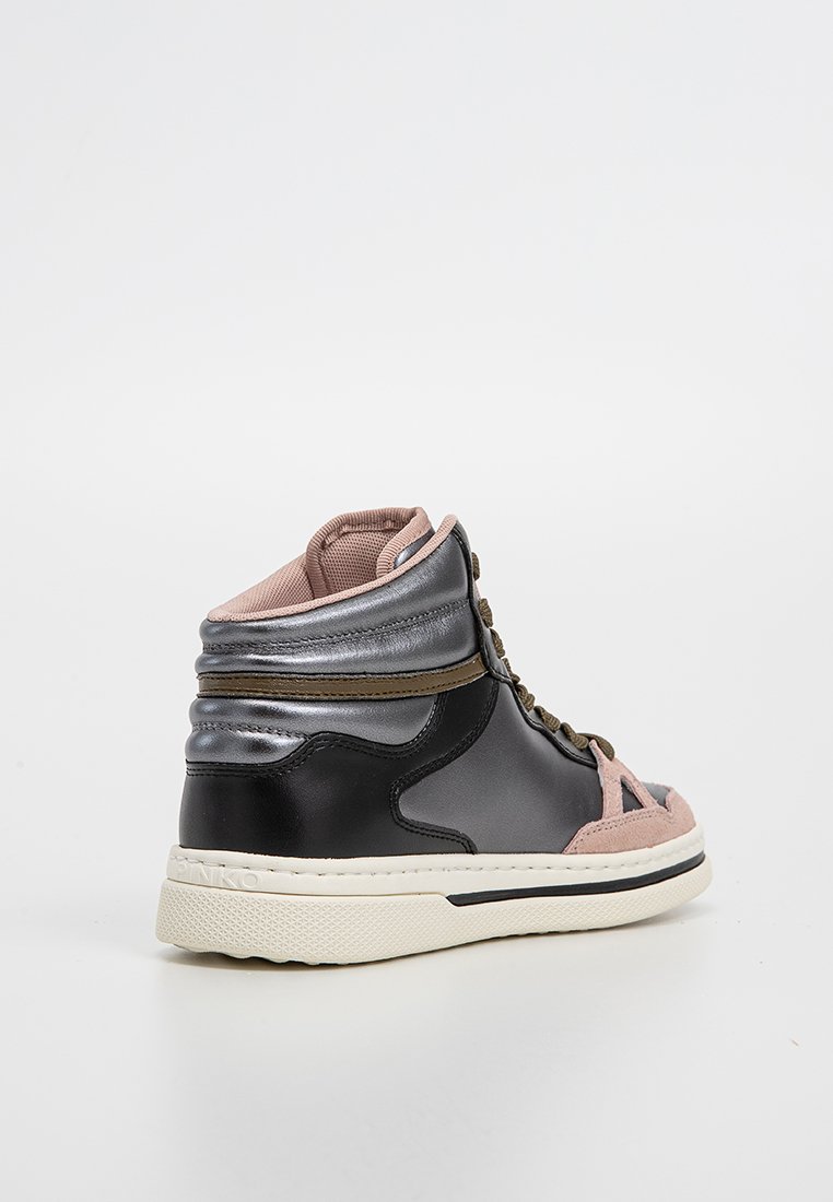 Sneakers alte in pelle nera con dettagli in suede rosa. Presentano un pannello grigio metallico e una suola in gomma bianca texturizzata. Design con lacci.