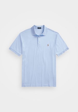 Lichtblauwe polo gemaakt van katoen, met een tweeknoopsluiting, korte mouwen en een klein geborduurd logo op de borst.