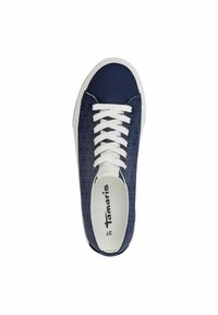 Marineblaue Leinensneaker mit weißen Schnürsenkeln, runder Zehenpartie, subtil gemusterter Textur und einer weißen Gummi-Sohle mit Branding im Inneren.