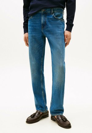Blauwe denim jeans met een rechte pijpdesign, voorzien van een klassieke vijfzakstijl en een vervaagde afwerking. Draag met donkerbruine instapschoenen.