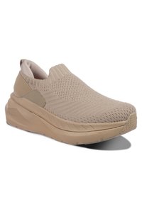 Beige Slip-On-Sneaker mit strukturiertem Strick-Obermaterial, gepolsterter Kragen und dicker, schlanker Gummisohle mit Zickzack-Profil.