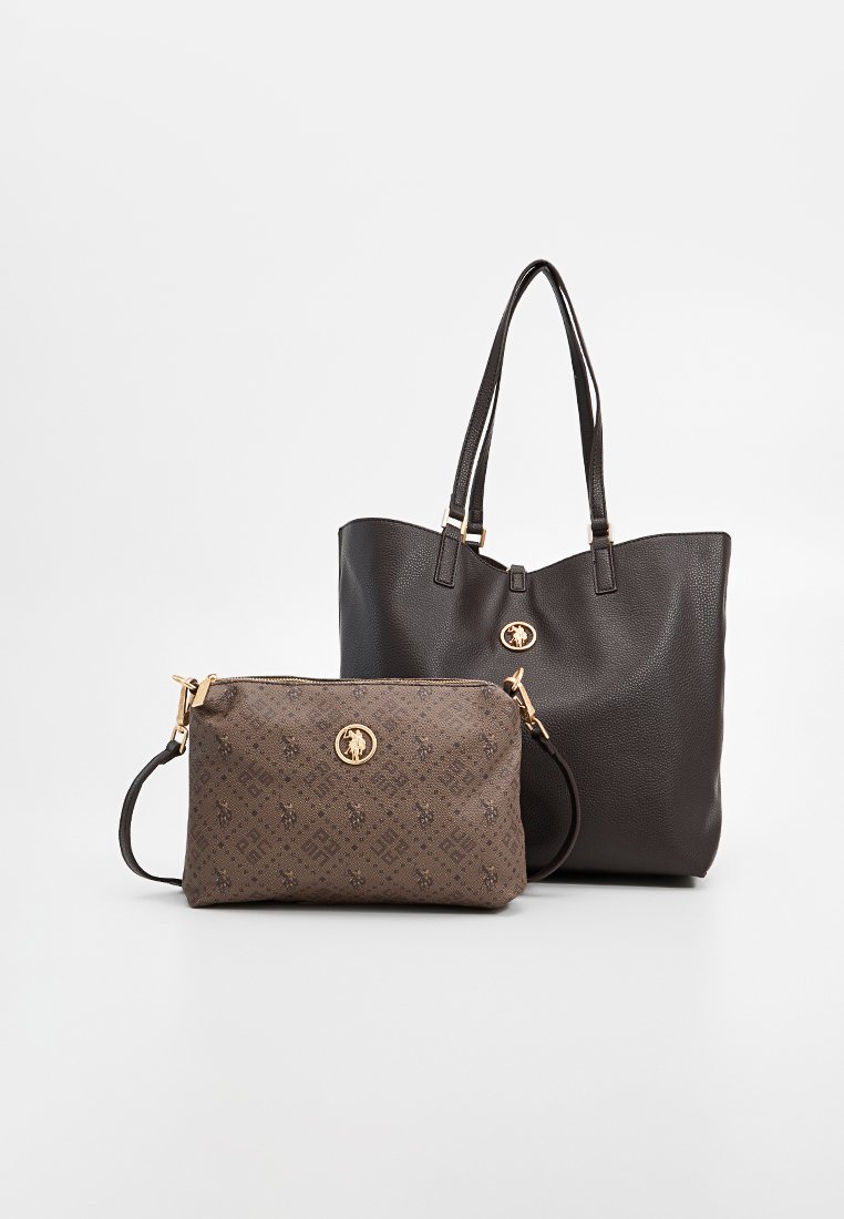 Braune Ledertasche mit zwei Griffen, begleitet von einem kleineren braunen, gemusterten Täschchen. Goldfarbene Hardwareakzente auf beiden Taschen.