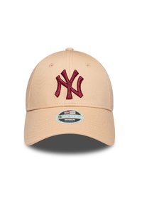 Podesiva bež kapa za bejzbol s zakrivljenim rubom, koja na prednjoj strani ima vezeni maroon NYC logo i teksturnu tkaninu.