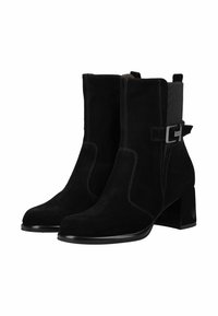 Stivaletti neri in suede, con punta squadrata, tacco a blocco e dettaglio in metallo sulla parte laterale. Presentano cuciture a contrasto e un pannello testurizzato.