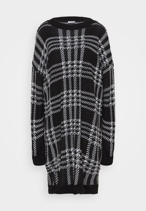 Czarny, oversize sweter dziany z białym wzorem w kratę, okrągłym dekoltem i długimi rękawami.