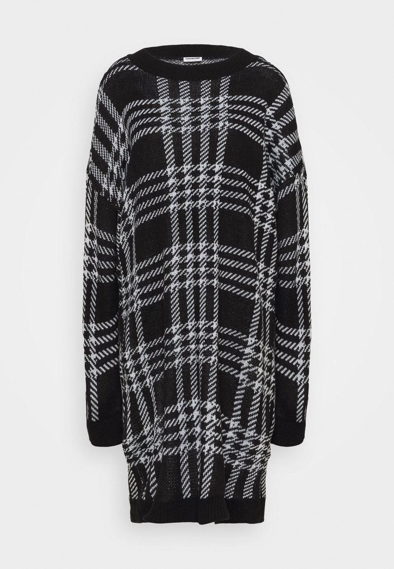 Pull en maille noir oversize avec motif à carreaux blanc, col rond et manches longues.