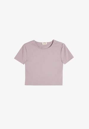 Lyse lilla cropped T-shirt lavet af blødt stof. Har en rund halsudskæring og korte ærmer med en glat tekstur og uden tydelige mønstre.