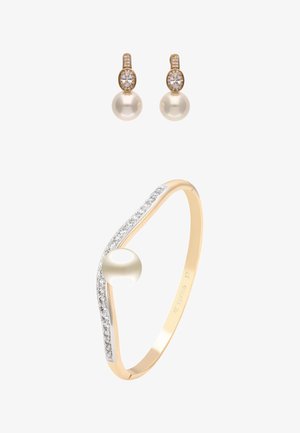 Bracciale in oro con diamanti e singola perla, abbinato a orecchini in oro con diamanti e perle tonde assortite.
