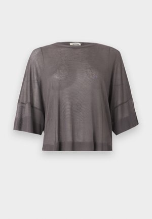 Luźna, krótkorękawowa, półprzezroczysta szara dzianinowa bluzka z prążkowanymi mankietami i dołem, z okrągłym dekoltem i subtelnym V-kształtnym przeszyciem.