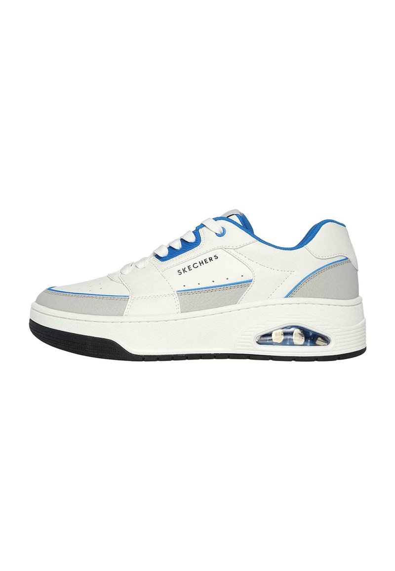 Sneaker bianco con accenti blu, realizzato in materiali in pelle e sintetici, design con lacci, punta rotonda e ammortizzazione visibile nella suola.