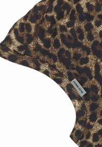 Pălărie din material cu imprimeu leopard, cu modeluri maronii și negre, având o textură moale și margine cusută. Include o etichetă mică a brandului.