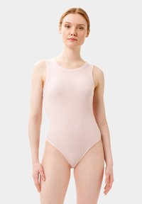 Bodysuit de color rosa claro con un escote redondeado y diseño sin mangas, que presenta una textura suave y una silueta ajustada.