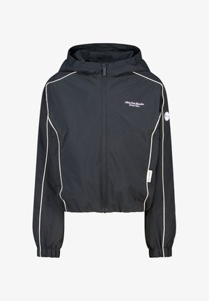 Zwarte jas met capuchon, elastische manchetten, witte biezen, rits aan de voorkant en geborduurd logo op de borst. Gemaakt van lichtgewicht, waterafstotend materiaal.