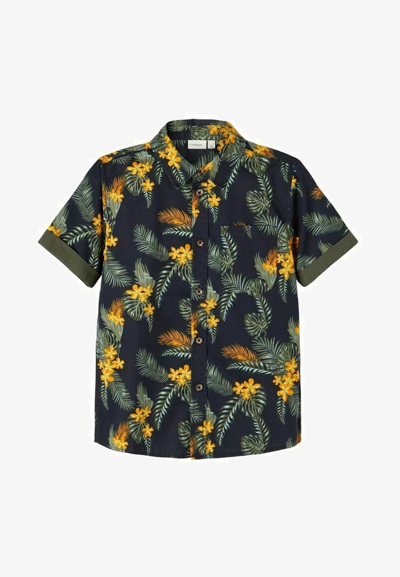 Chemise bleu marine à manches courtes avec boutons sur le devant, poignets verts et motif tropical de fleurs jaunes et de feuilles de palmier vertes.