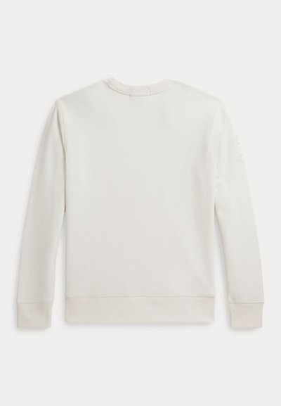 Άσπρο μακρυμάνικο φούτερ με στρογγυλή λαιμόκοψη, με ριμπ μανσέτες και τελείωμα, εμφανιζόμενο από πίσω σε απλό άσπρο φόντο.