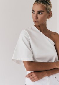 MUUV.APPAREL ZAI mleczny