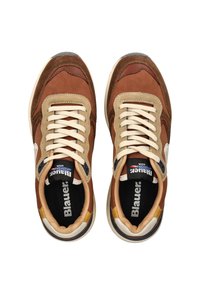 Braune und beige Sneaker mit Obermaterial aus Leder und Textil, runder Zehenform, Gummisohle und kontrastierenden Akzenten. Cremefarbene Schnürsenkel und Logo auf der Zunge.