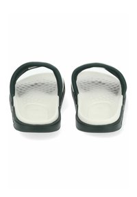 Sandalias de plástico verdes y blancas con una plantilla texturizada, ancho trasero abierto y acentos laterales. Diseño ergonómico para mayor comodidad y soporte.