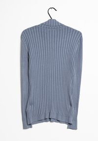 Maglione azzurro chiaro a coste, realizzato in tessuto morbido, con scollo a V e maniche lunghe, appeso a un gancio nero.