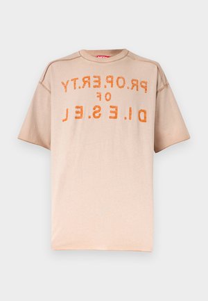 Μπεζ κοντομάνικο μπλουζάκι με πορτοκαλί σκουριασμένο κείμενο «PROPERTY OF DIESEL» τυπωμένο ανάποδα στο στήθος.