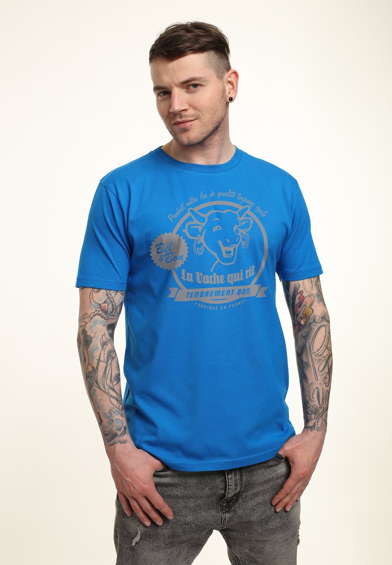 Modrá tričko s krátkým rukávem s grafickým motivem krávy a textem ve světle šedé barvě. Vyrobeno z jemné bavlny, s volným střihem a designem s kulatým výstřihem.