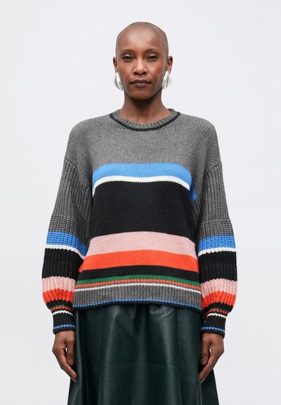 Mønstret strikket sweater i flere farver med horisontale striber i grå, blå, sort, pink, orange og grøn. Løs pasform med rib-strikkede manchetter.