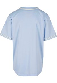 Camicetta azzurra a maniche corte con dettagli bianchi piping sulle maniche, realizzata in materiale traspirante, con collo rotondo e orlo leggermente curvato.