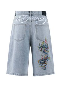 Vaaleansiniset farkkushortsit, joissa on suuret valkoiset "Ed Hardy" -tekstit ja värikäs lohikäärme kirjailu vasemmalla puolella. Kaksi takataskua.