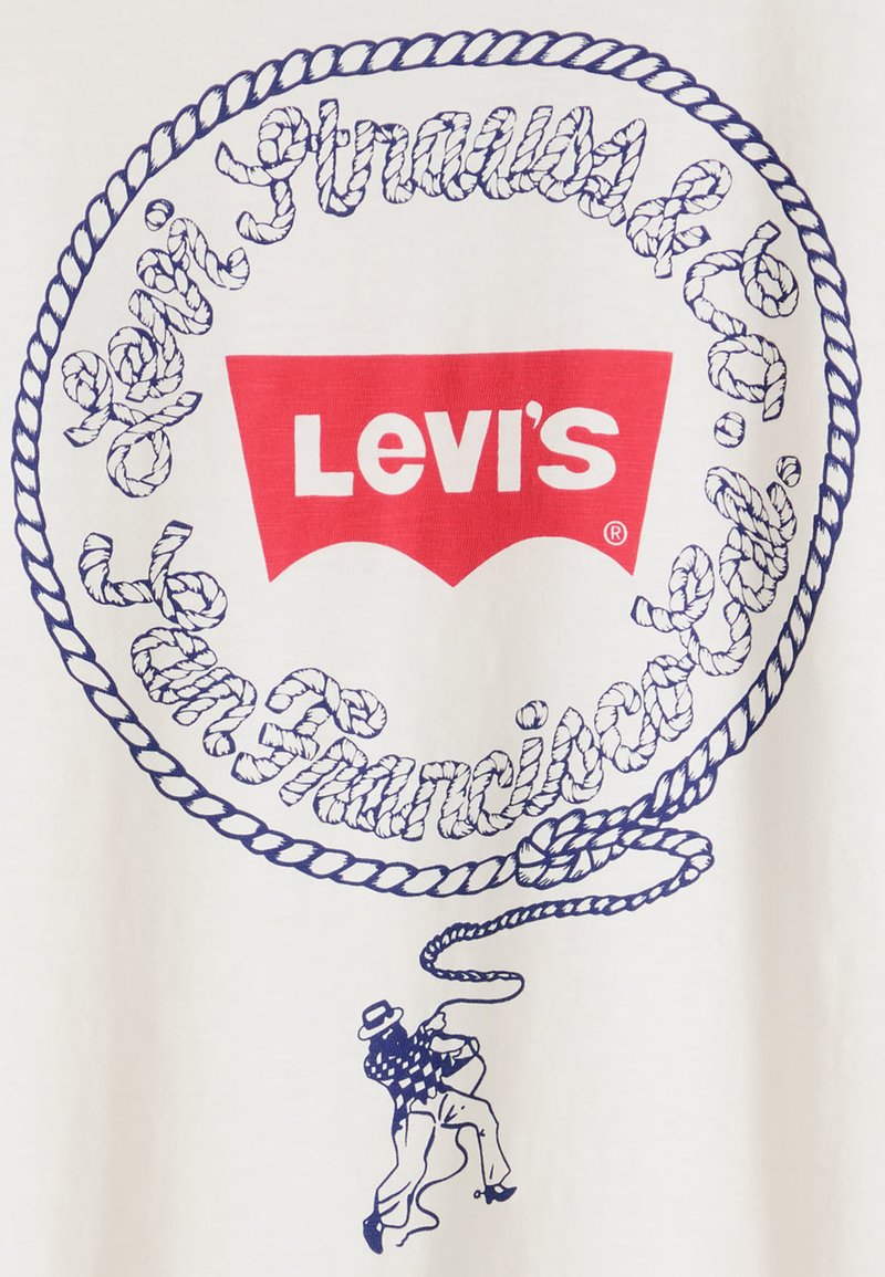 T-shirt blanc avec texte bleu marine et motif cordage ; logo Levi's rouge central ; graphique d'une silhouette à motif à carreaux.
