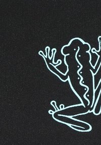 Contour d'une grenouille avec les jambes levées et les orteils écartés en bleu clair sur fond noir, vue de dessus.