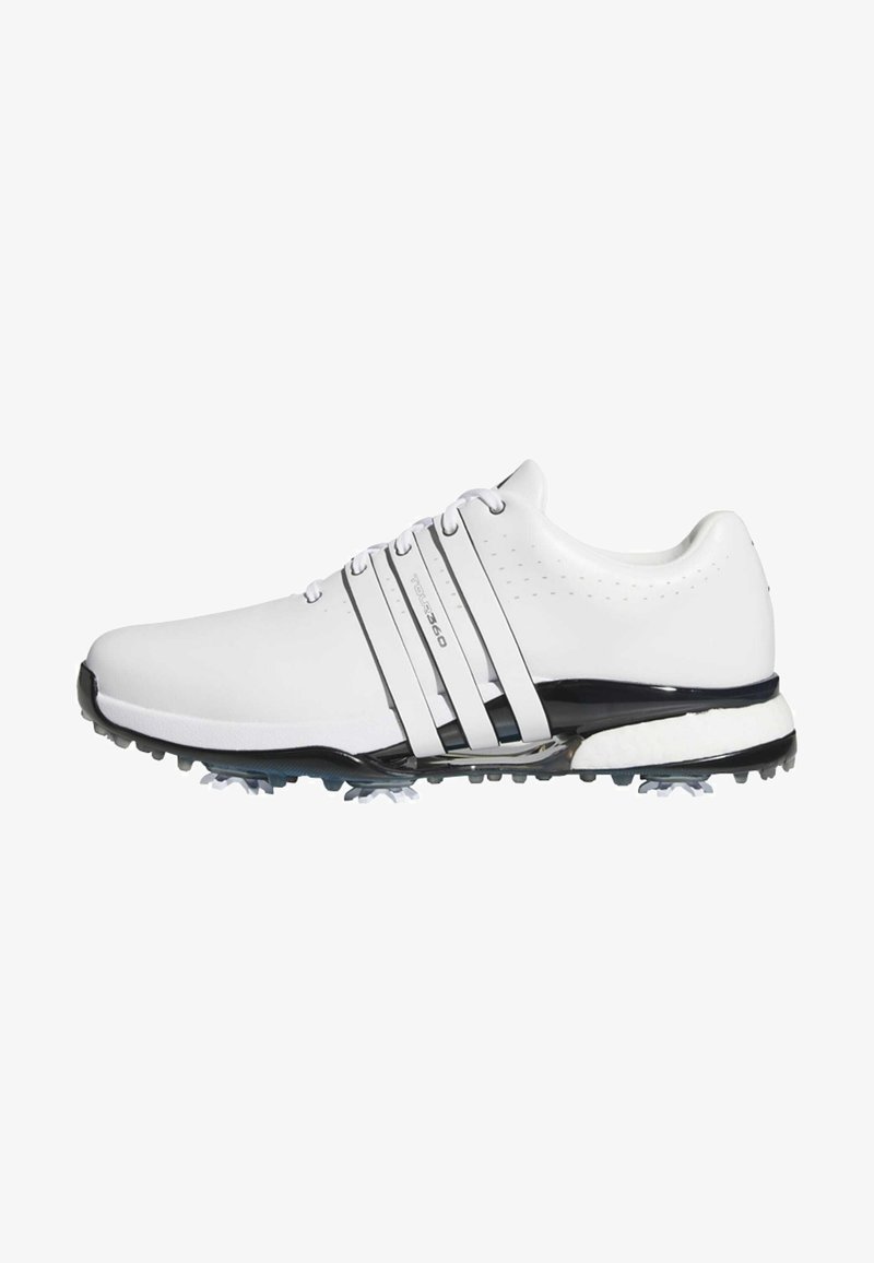 Bílá golfová bota s hladkým syntetickým svrškem, třemi černými pruhy, perforovanými detaily a odolnou podrážkou s bílými hroty.