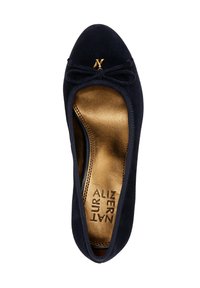 Ballerina in suede blu navy con punta arrotondata, dettaglio in metallo dorato e fiocco frontale, con fodera interna dorata metallizzata.