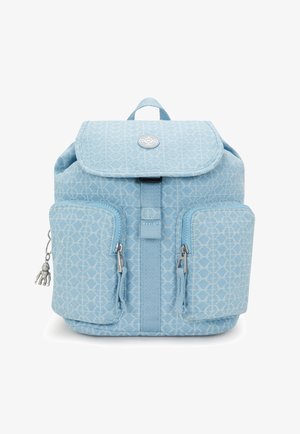 Blauwe stoffen rugzak met geometrisch patroon, magnetische klep, twee voorzakken met rits en een decoratieve hanger. Stevig ontwerp met verstelbare schouders straps.