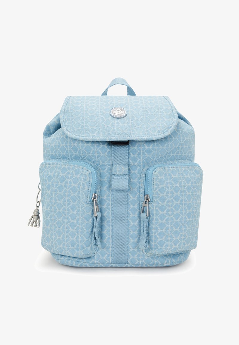 Mochila de tela azul con patrón geométrico, solapa magnética, dos bolsillos frontales con cremallera y un charm decorativo. Diseño resistente con correas ajustables.