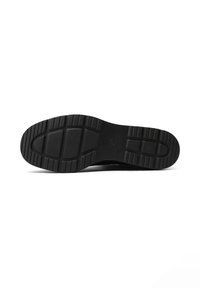 Suola di scarpa in gomma nera con un motivo di battistrada testurizzato, caratterizzato da nervature e scanalature per una migliore aderenza. Bordo liscio e design della punta arrotondata.