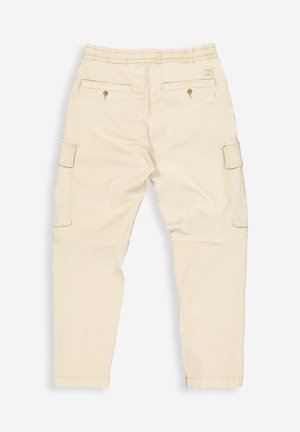 Beige cargobroek met elastische tailleband, knoopsluiting achterzakken en knoopsluiting zijflapzakken, weergegeven vanuit de achterkant.