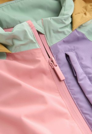 Sezione di giacca a vento colorata con pannelli nei toni pastello di rosa, verde, arancione e viola. Include una zip frontale e dettagli con tasche laterali.