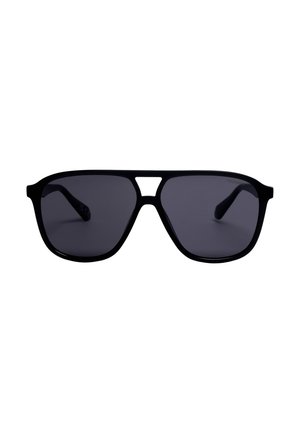 Schwarze Aviator-Sonnenbrille mit dunkel getönten Gläsern und einem Doppelstegrahmen vor weißem Hintergrund.