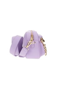 Borsa a tracolla in pelle sintetica viola con zip dorata, tracolla regolabile e dettaglio decorativo a catena. Design compatto e rettangolare.