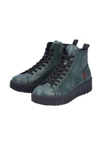 Baskets montantes en cuir vert avec semelles et lacets en caoutchouc noir. Présente un accent logo rouge prominent sur le côté et des panneaux texturés.