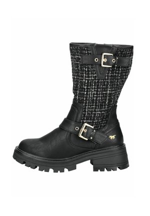 Bottine en cuir noir avec une tige en tissu à motifs, boucles en argent, semelle texturée et un talon épais. Inclut des éléments de design robustes.