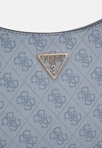 Guess NOELLE TOP ZIP SHOULDER BAG - Kabelka - light blue