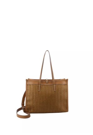 Borsa tote marrone intrecciata con rifiniture in pelle, doppi manici superiori e tracolla regolabile su sfondo bianco.