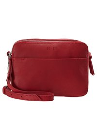 Punainen nahkainen olkalaukku vetoketjulla, litteä muotoilu ja irrotettava ranneke. Sileä pinta ja minimalistiset yksityiskohdat.