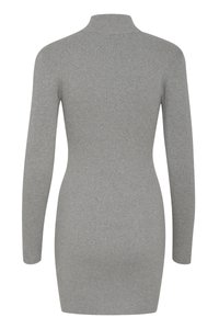 Abito grigio a coste con maniche lunghe e colletto alto. Presenta una silhouette aderente e una texture liscia, progettato per un indossamento attillato.