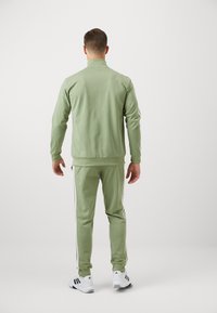 adidas Sportswear WEAR BASIC SET - Trenirka - tent green/off white