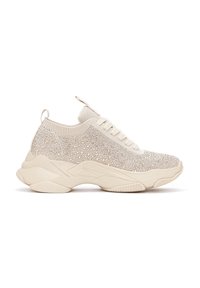 Zapatillas de deporte de punto beige con un upper texturizado que presenta acentos brillantes, suela ligera con un diseño esculpido y patrón de goma.