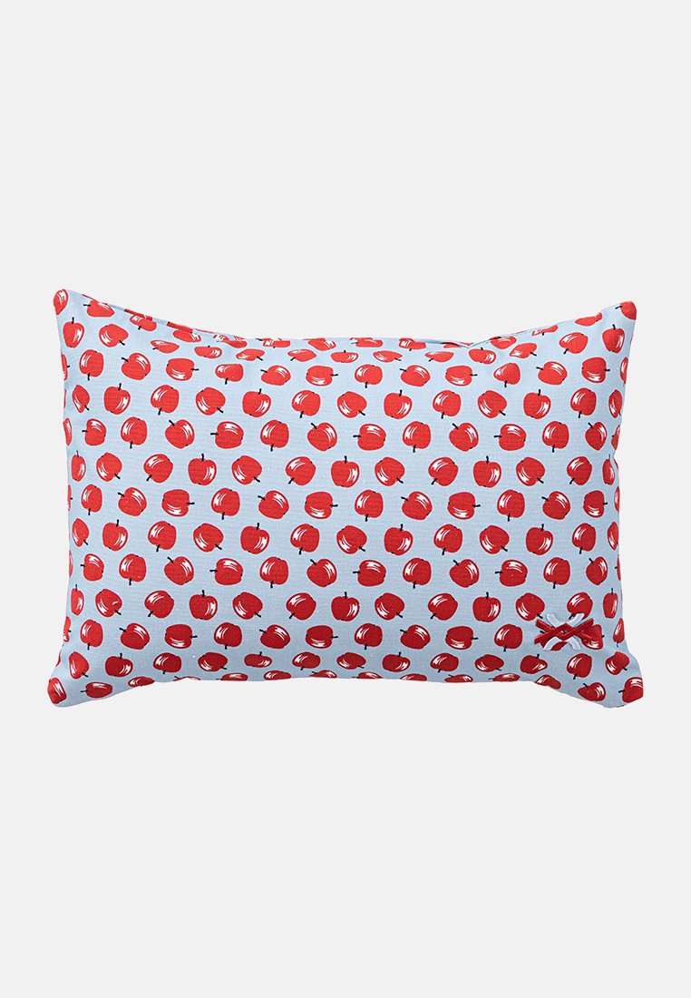Coussin rectangulaire bleu clair avec un motif de petites pommes rouges dispersées uniformément sur sa surface.